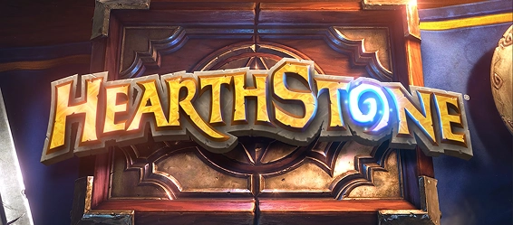 Een houten kistje met houtsnijwerk en een goudkleurig, verlicht logo van het spel Hearthstone.